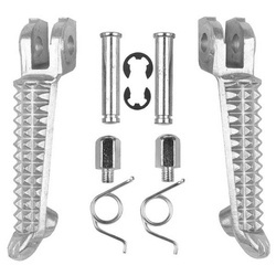 BIKETEC ZESTAW PODNÓŻKÓW (PODNÓŻKI) KIEROWCY KOMPLETNY Z MOCOWANIAMI YAMAHA YZF R1 '98-11, YZF R6 '99-12, YZF R6S '03-09 KOLOR SREBRNY